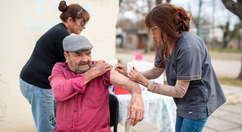 El equipo de salud llegó a los barrios con la vacuna antigripal para mayores de 65 años